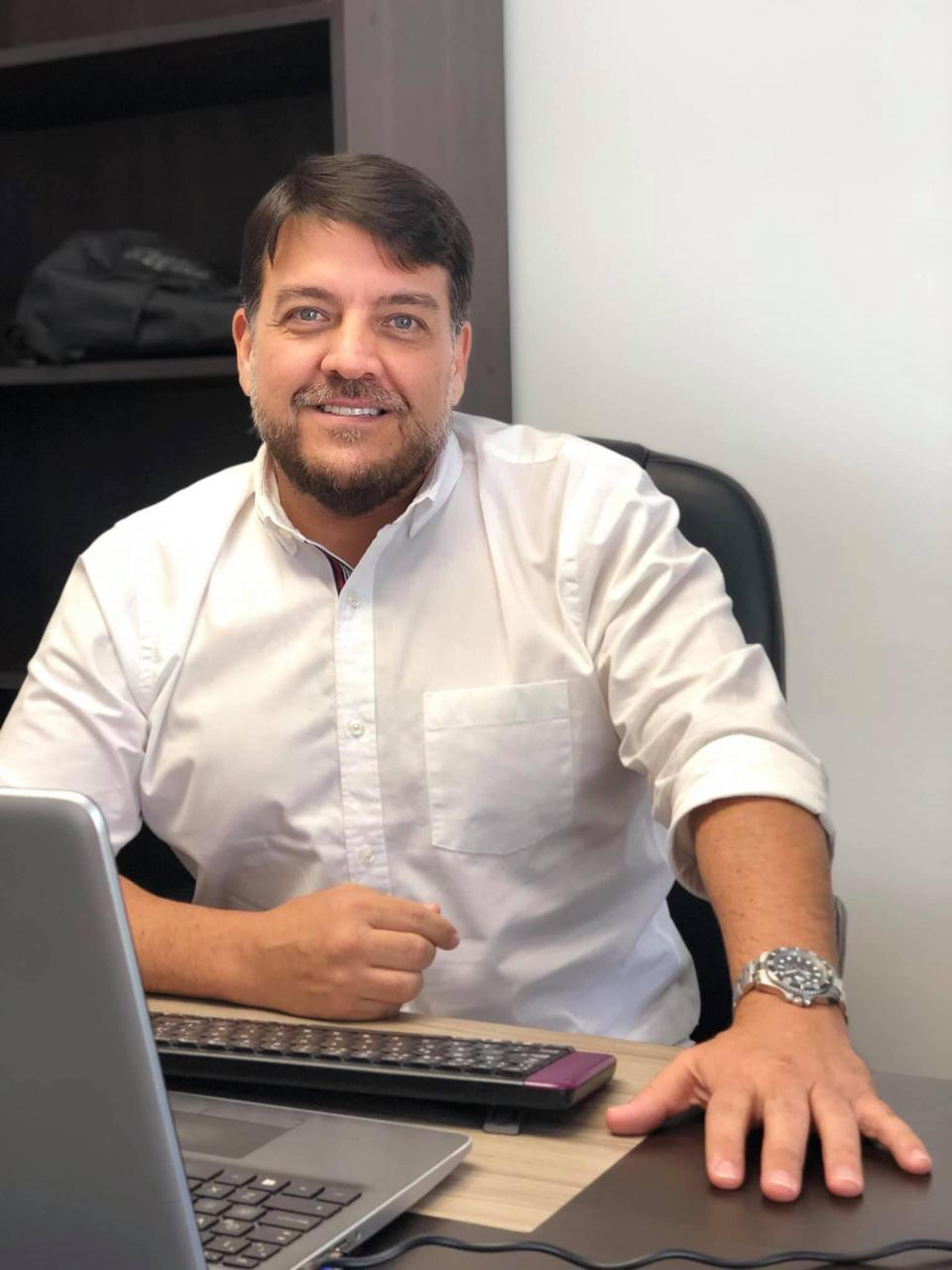 Claudio Altamirano en su oficina